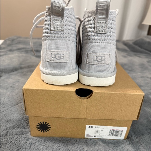 UGG Women Light Gray Knit Boots - Picture 1 of 8